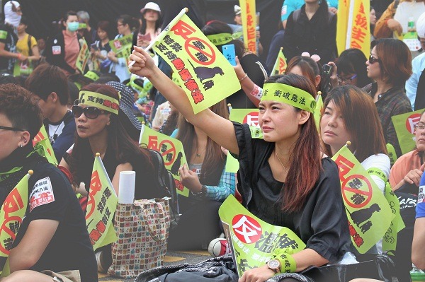 聆聽愛媽處境後台下民眾情緒激動落淚。　何宜/攝
