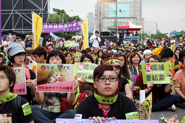 今年5月10日，動保法修法聯盟曾號召民眾走上街頭向政府抗議。　何宜/攝