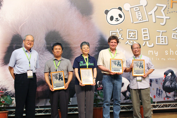 歐亞水獺各國專家互相交流,包含韓國水獺研究中心主任韓盛鏞(左二)、台灣大學教授李玲玲(中)及荷蘭水獺基金會安迪(右二)。 何宜/攝