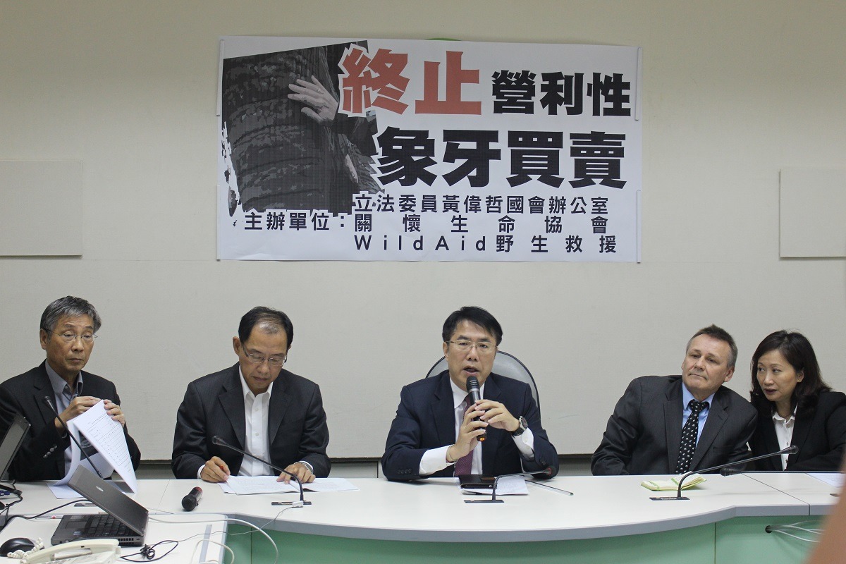 保育團體向立委陳情，指出台灣在營利性象牙的買賣規範存在許多漏洞，希望政府訂出落日條款，全面禁賣。　何宜/攝