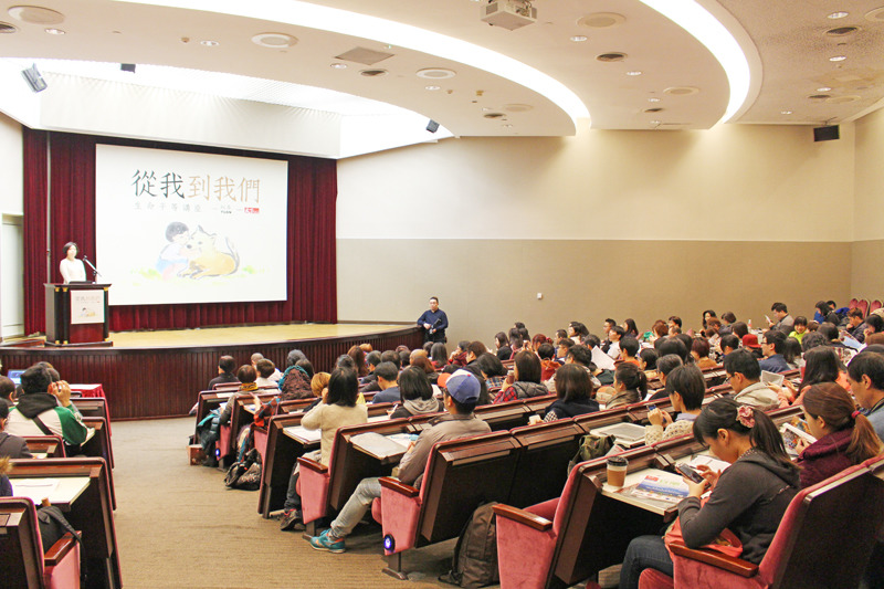 講座現場吸引大批關心動物議題的民眾，一起聆聽並探討生命平等。　何宜/攝