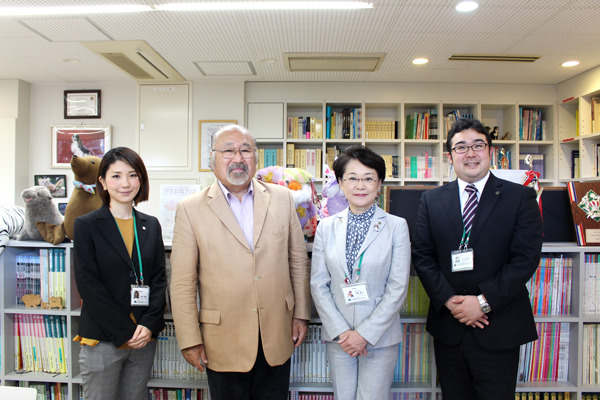 理事長下薗惠子(右二)表示國際動物專門學校已創校17年，是個永續經營、有保障的學校。　何宜/攝
