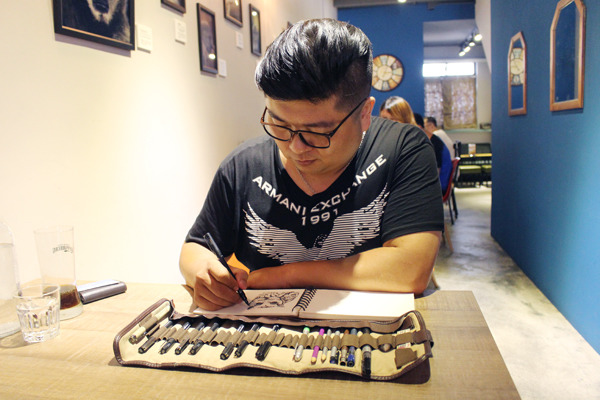 林北認為他所做的事,比起中心裡的工作人員更微不足道,也希望透過畫展的形式能更近距離的進入更多民眾心中。 何宜/攝