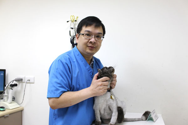 曼哈頓動物醫院院長譚大倫與副院長譚大頭。　何宜/攝