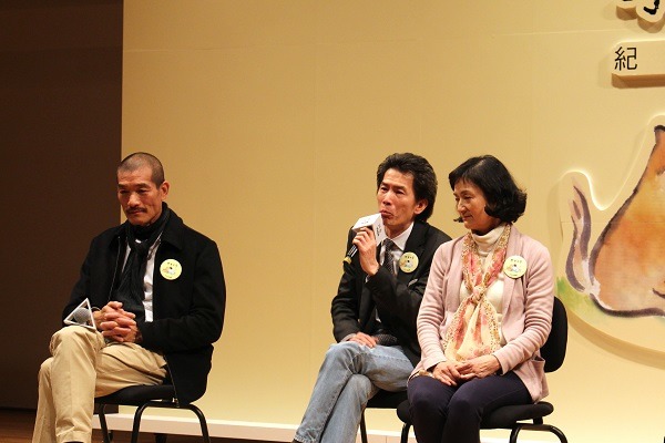 性情中人的機師王丰，才講到流浪狗的悲慘遭遇，馬上就落下男兒淚。　何宜/攝