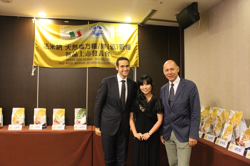 法米納是義大利第一個進口到台灣的品牌，左起為獸醫師Marco、聯信總經理陳敏華及法米納亞太區總經理Ivaylo。　何宜/攝