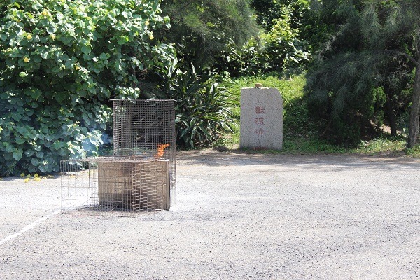 獸魂碑前常常有工作人員燒紙錢祭拜被安樂死的狗狗。　何宜/攝