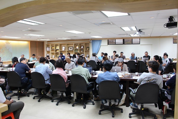 什麼樣的會議如此大陣仗？野生動物保育專家學者、民間動保團體等齊聚一堂共同研擬如何解決陽明山國家公園管理處浪犬問題。　何宜/攝