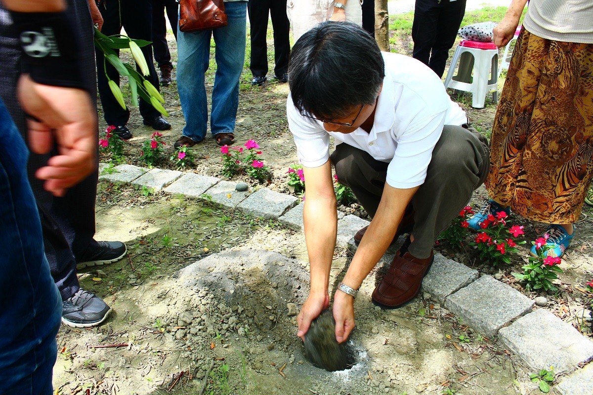 埔心鄉鄉長張乘瑜說明，樹葬區是數個用石板圍成的圓圈，會先挖個小洞再將骨灰放入，最後則會在上面種一株玉龍草。雖然說是人與寵物共用，但骨灰不會埋在一起，而是分隔有一段距離的不同區塊。　埔心鄉/提供