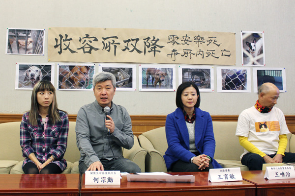 關懷生命協會呼籲政府應盡速達到「雙降」，也希望總統實現1年前的諾言。　何宜/攝