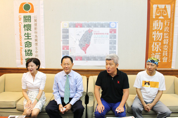 關懷生命協會公布全台第一份調查，高國中小校友善動物校園數量，執行長何宗勳表示未列入大學是因為已推行很久，此次主要是針對缺口進行調查。　何宜/攝