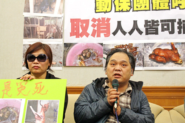 台灣貓狗人協會執行長黃泰山，偕同屠狗人剋星徐姐召開記者會，呼籲政府主動偵辦屠狗販。　何宜/攝