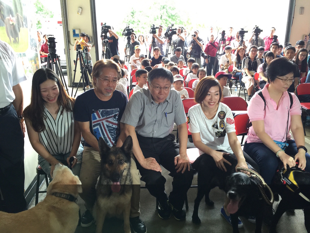 受獎的退役搜救犬Tanya、Biscuit、Bailey與Coot寄養家庭與柯文哲合照。   陳孋輝議員辦公室/提供