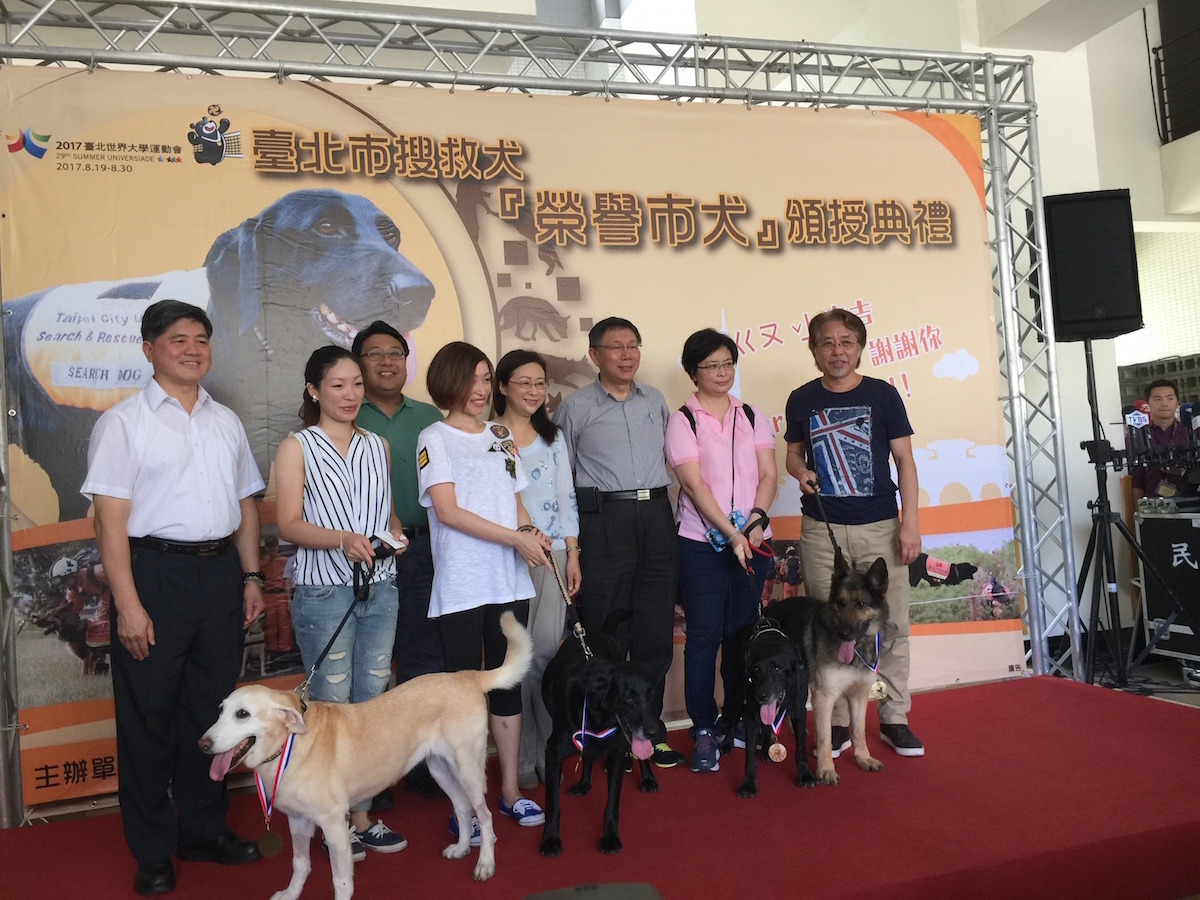 台北市長柯文哲日前親自到台北市消防局大直分隊視察，並頒發榮譽市犬給4隻退役的搜救犬，現場氣氛和樂。   陳孋輝議員辦公室/提供