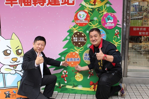 產發局局長林崇傑與光信里里長朱雪璋合影，表示愛護動物要從里民建立起。　何宜/攝