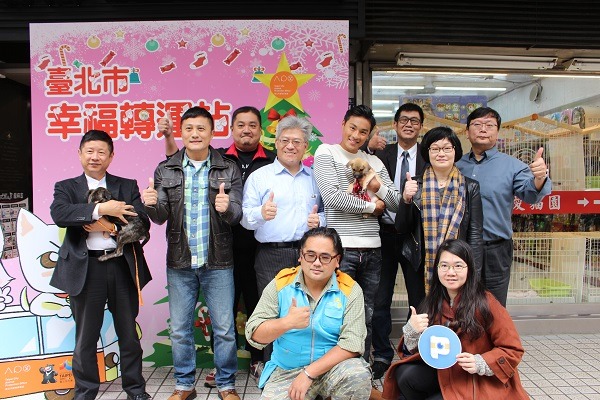 今日共同出席的幸福轉運站合作單位伙伴們，現場共有產發局局長林崇傑、寵物商業同業公會理事長張靖霖、溫州社區發展協會理事長何承翰、幸福轉運站年度代言人孫其君、全國動物醫院連鎖體系秘書長謝芬芳、動物王國總經理李志堅、中華亞洲環境生態護育交流協會理事長何文星與光信里里長朱雪璋等人參與。　何宜/攝