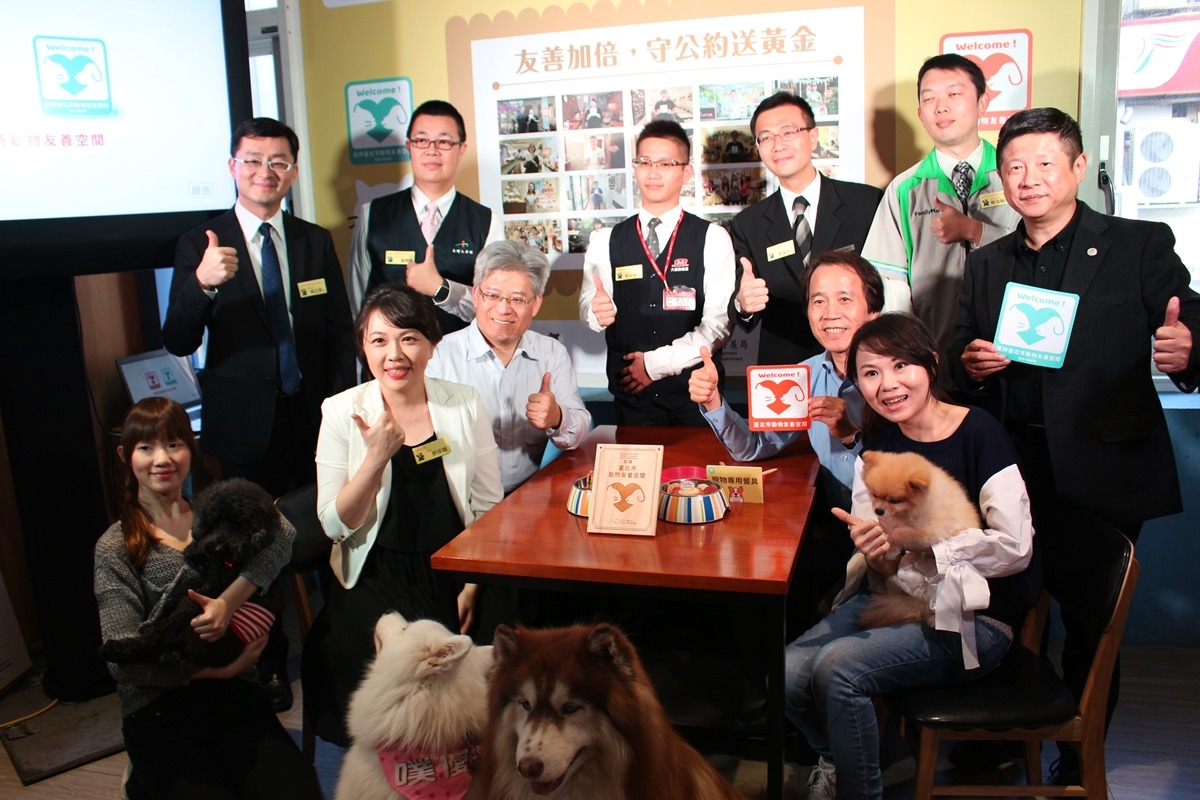 台北市動保處發表今年度推廣台北市動物友善空間計畫成果，截至今日已有423家業者參與。　何宜/攝