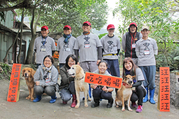 八里保育場可愛可敬的保育員們,場內的收容動物因有他們,365天都能受到妥善照顧。 何宜/攝