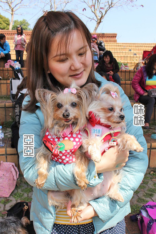 亞亞及妹妹總是會打扮得一模一樣，常常讓人以為他們真的是姊妹。　何宜/攝