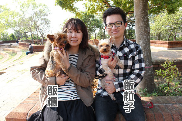 辛巴(左)和阿男(右)相當愛狗，而飯糰在他們的照顧下，看起來相當年輕有活力呢！　何宜/攝