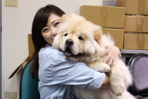 張瑞雯懂狗、愛狗，是標準狗奴，也為了心愛的鬆獅犬研發相關寵物專用保健品。　何宜/攝