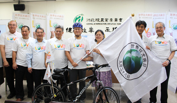 全聯會理事長陳培中特地全副武裝宣傳「愛牠”騎”實很簡單」自行車宣導活動。　何宜/攝