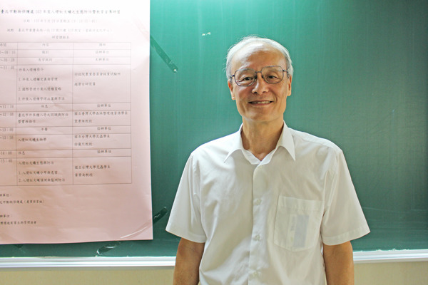 農委會林葉試驗所研究員趙榮台建置了「台灣外來入侵種生物資料庫」，整合資源希望讓資訊普及大眾。　何宜/攝