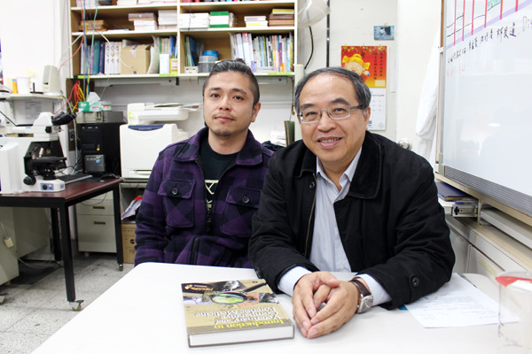 台大獸醫專業學院教授劉振軒(圖右),希望將博士生黃威翔(圖左)培養成國內第一位動物法醫。 何宜/攝