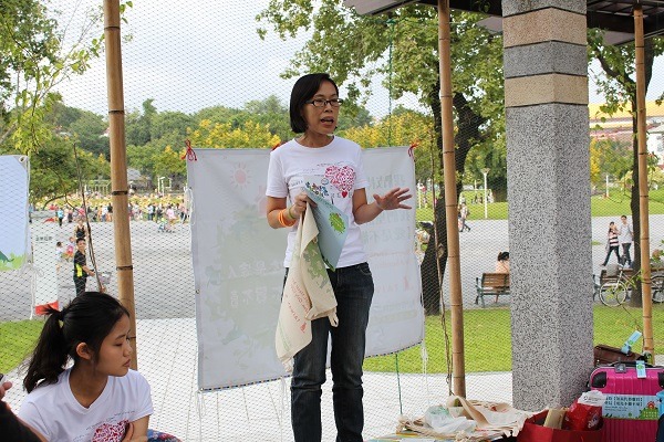 劉偉蘋透過堅定的信念與一己之力，一路上獲得許多人幫助和支持，催生「你挺動保我挺你」活動。　何宜/攝