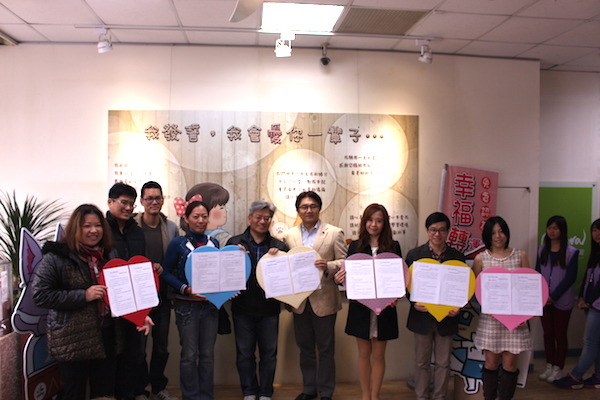 動保處長嚴一峰(左五)與全國動物醫院執行長陳道杰(左六),和幸福轉運站其他站長共同合影,進行換約儀式。 何宜/攝