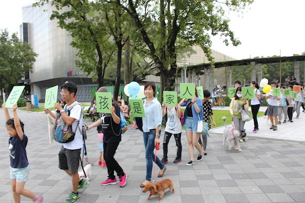 活動一共有許多組不同理念的標語，希望可以讓花博的民眾更了解動保是一種生活實踐的概念。   何宜/攝