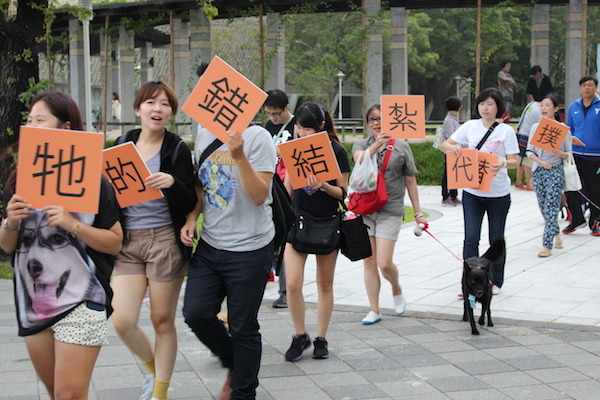 「流浪不是牠的錯、以結紮代替撲殺」，雖然理念的傳遞不會立刻改變其他人，不過要有開始才能讓事情成功。   何宜/攝