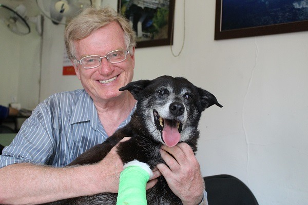 有著金髮碧眼的史康迪,懷中抱著前陣子受傷住院的浪犬小黑,畫面卻相當和諧。 何宜/攝