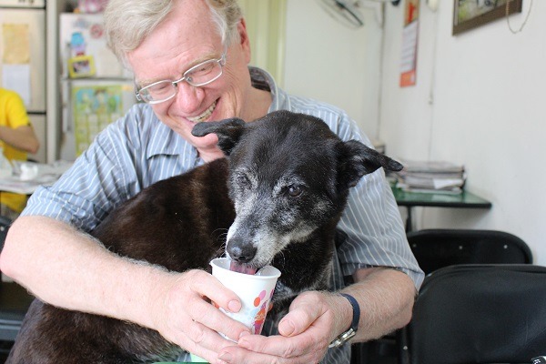 史康迪每天晚上結束餵食後,就會順路繞道動物醫院帶小黑出來走走,採訪當天剛好是上午,小黑對於能曬太陽感到很開心。 何宜/攝