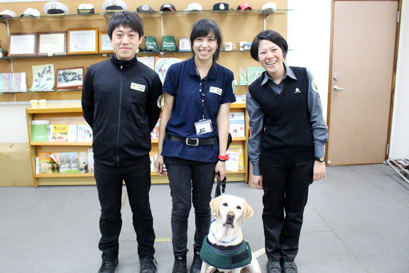 防檢協會目前有4位檢疫犬訓練師、1位助理訓練師,而領犬員和緝毒犬剛好相反、是女生居多。(圖左起為訓練師王世宗、領犬員姚淑惠、助理訓練師賴巧釋)。 何宜/攝