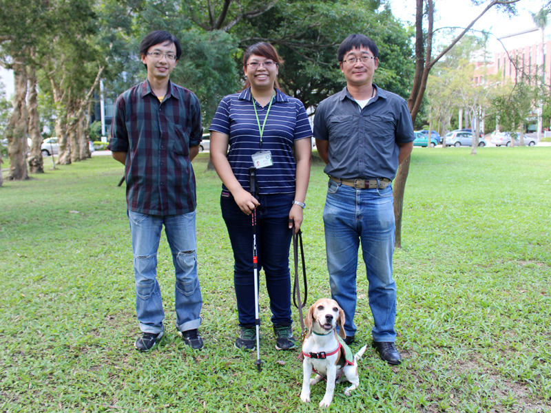 紅火蟻偵測犬計畫從8年多前至今，都是在3方的努力下才有今日桃園機場95%防治率的亮眼成績。圖左起為陳洋元教授學生林暉閔、領犬員陳琬婷、彰師大教授林宗岐，前為Miffy。　何宜/攝