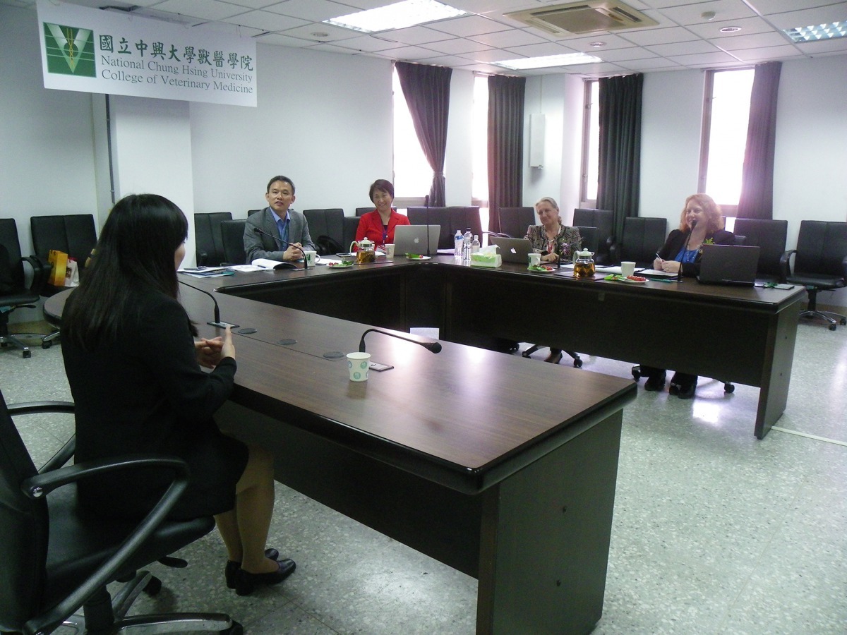 堪薩斯州立大學獸醫學院院長也在20日當天面試中興大學獸醫系大二4位學生，而4名學生都順利錄取，中興大學獸醫學院院長周濟眾表示，將來會希望美國可以在結束大陸地區學生面試後、順路到台灣舉行面試。　中興大學/提供