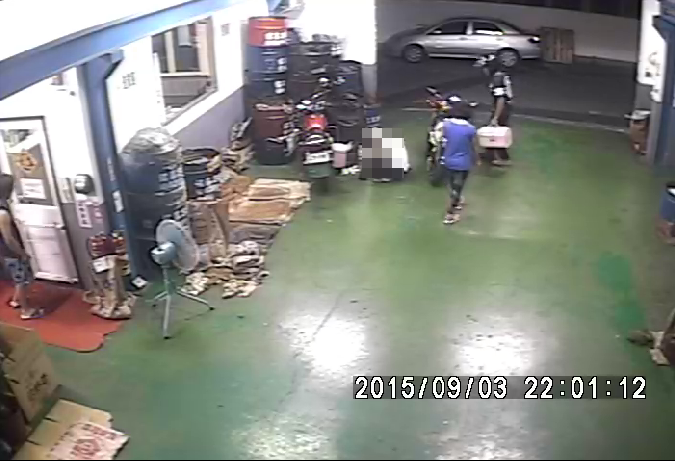 9月3日鄧男將領養的貓咪帶走的監視器畫面。　鄭小姐/提供