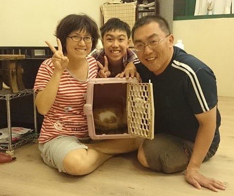 黃俊維一家人，在相繼失去2隻愛貓後，決定讓愛延續，領養老奶奶託付的金寶。　取自幸福轉運站
