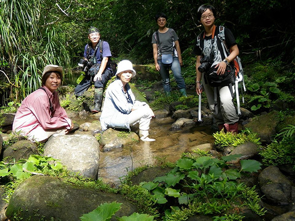 陳美汀(右二)為國內帶動石虎保育的重要學者，2013年與林育秀(右一)、劉威廷(左二) 遠赴日本西表島向日本學者 伊澤雅子（正中坐者）及中西希（左一）請益、交流。　伊澤雅子/攝