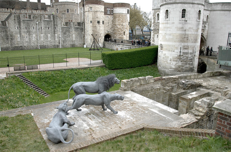 倫敦塔在13世紀打造了一個皇家動物園,用來豢養進貢給國王的奇珍異獸,透過藝術家的作品,帶遊客穿越時空體驗。 取自Kendra Haste臉書