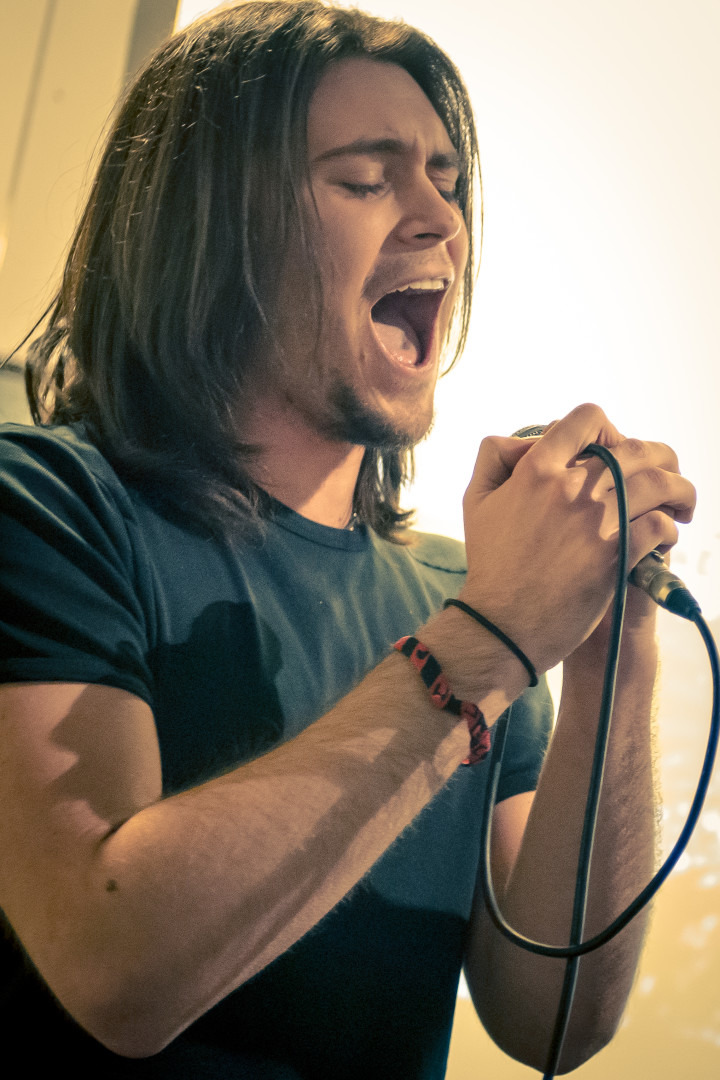 為動物吶喊的演唱會，本身是音樂影像創作歌手的他唱歌的模樣相當深情款款！ Maxime/提供