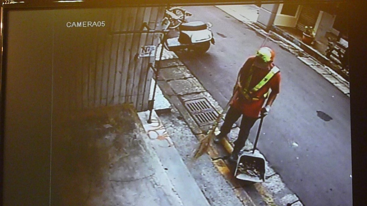 網路上流傳清潔工將鳥巢撥落至地面的監視器畫面，最後判其從事12小時志工服務。　台北市動保處/提供