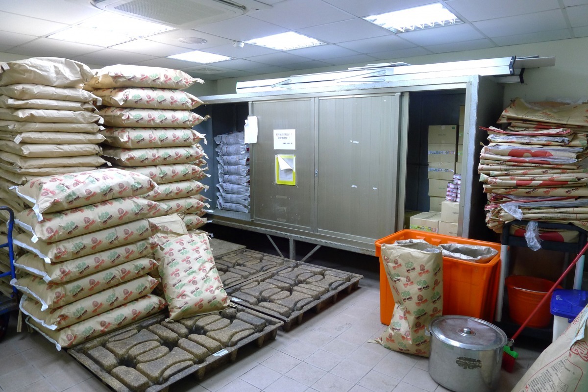 台北市動物之家的配膳室，包含收容所犬貓需要的乾料及處方飼料。　何宜/攝