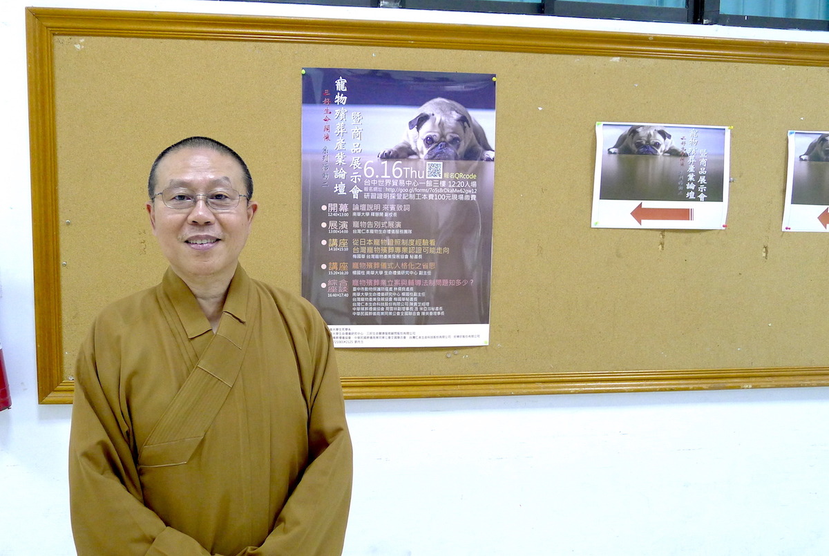 南華大學校內也有「狗狗GoGo志工隊」專門照顧校內流浪犬，而慧開法師曾多次替校內往生的狗狗助念，幫助狗狗圓滿離世。   何宜/攝