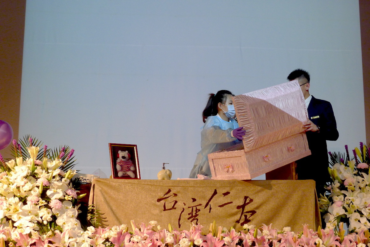 寵物過世後，許多飼主也會替毛孩舉辦喪禮，台灣仁本寵物生命禮儀服務團隊，也有一套寵物往生禮儀流程。   何宜/攝
