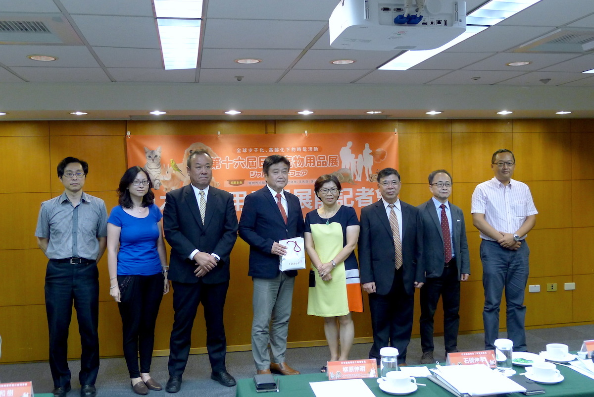 雖然JPPMA舉辦寵物展歷史悠久,不過以往海外參展廠商數量不到百分之五,於是公會也希望能逐漸轉型。日前也在台中舉辦產業趨勢研討會,吸引農科院、工研院及魚中魚、奧斯卡、中原等通路商到場參與。 何宜/攝