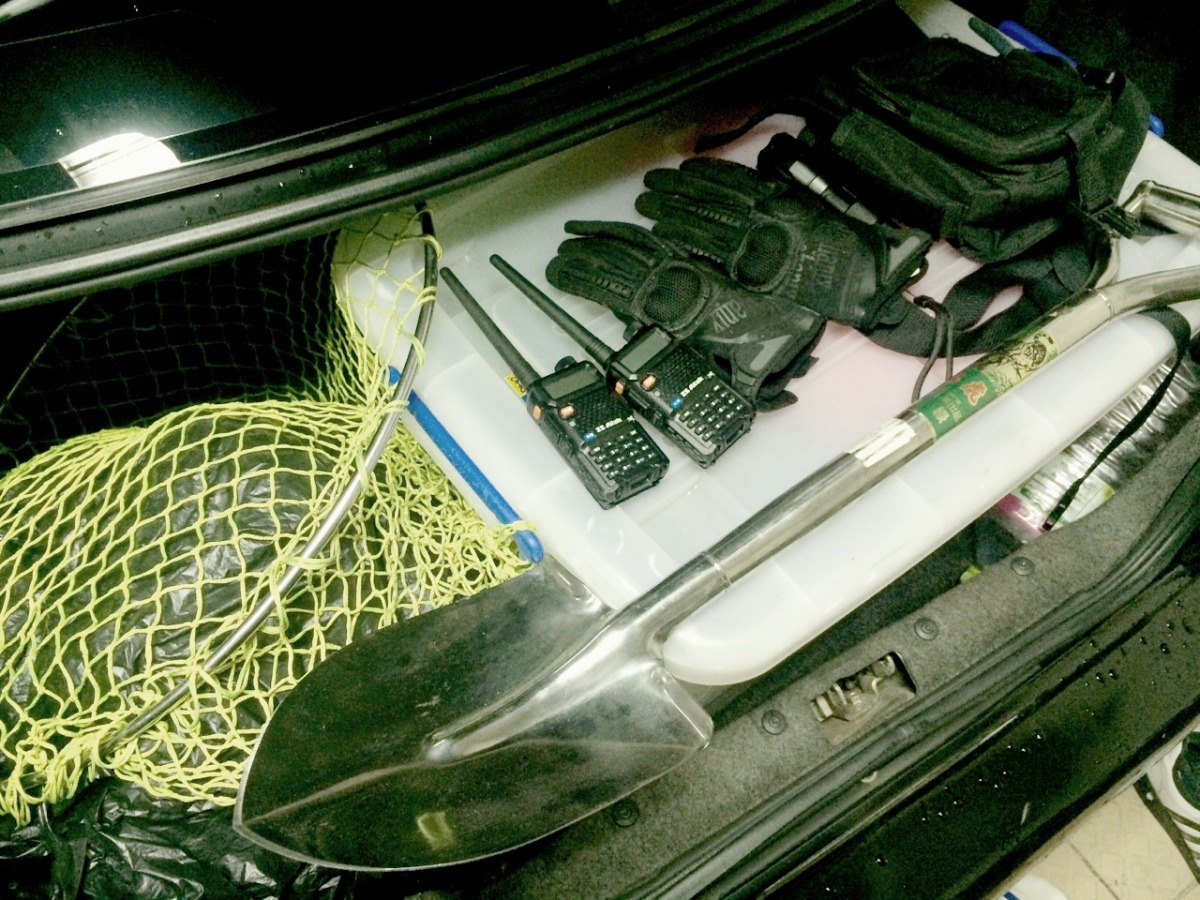 擺在張敬偉後車廂的工具,包含飼料、水、捕犬網、手套、手電筒、雨鞋、雨衣、防水布和一把鏟子等裝備。 張敬偉/提供