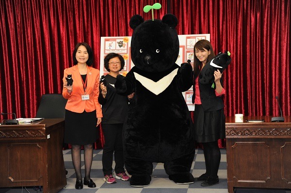 神秘嘉賓台灣黑熊保育協會「黑寶」為世大運站台，力挺台灣黑熊作為世大運吉祥物。　台北市政府/提供