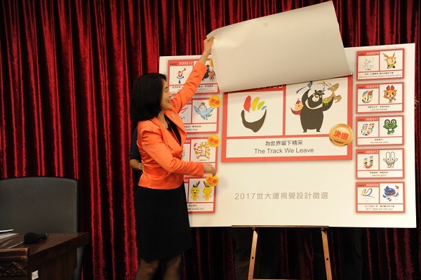 台北市副市長周麗芳為2017世大運i-Voting票選揭示決選大獎，得獎者可獲40萬元設計費。　台北市政府/提供